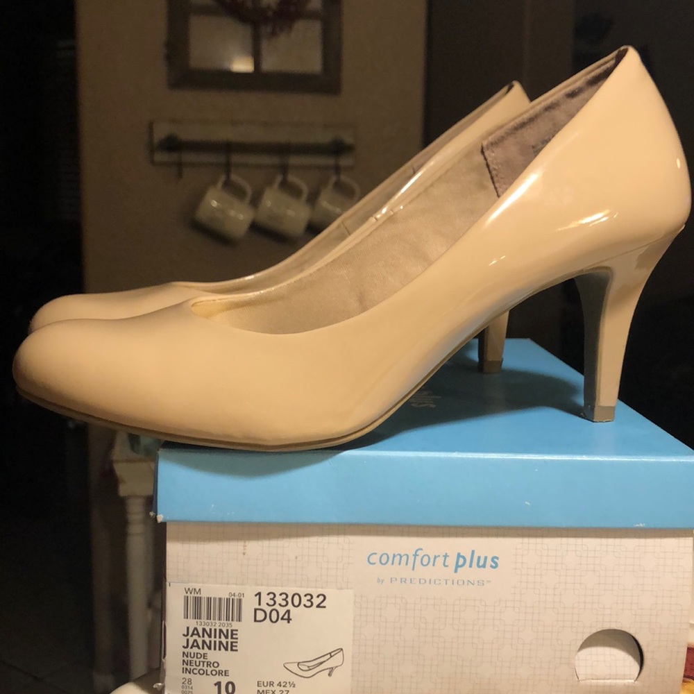 Nude pumps/heels